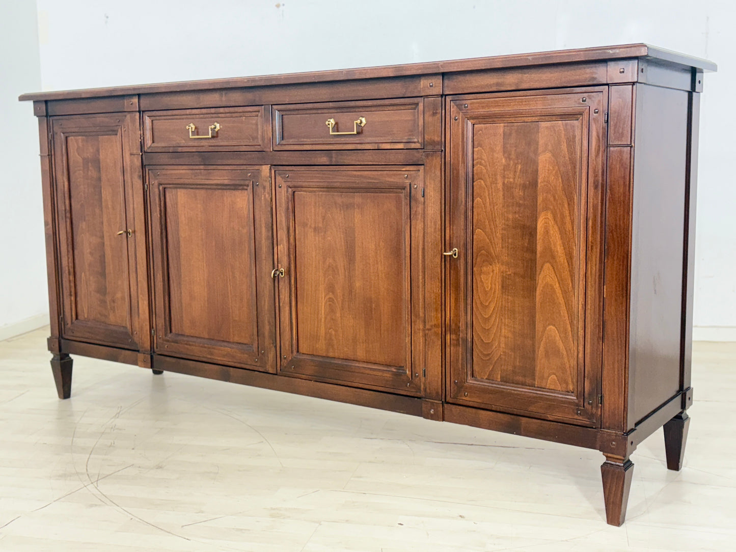 Sehr schöne Selva Anrichte Sideboard Schrank Wohnzimmerschrank