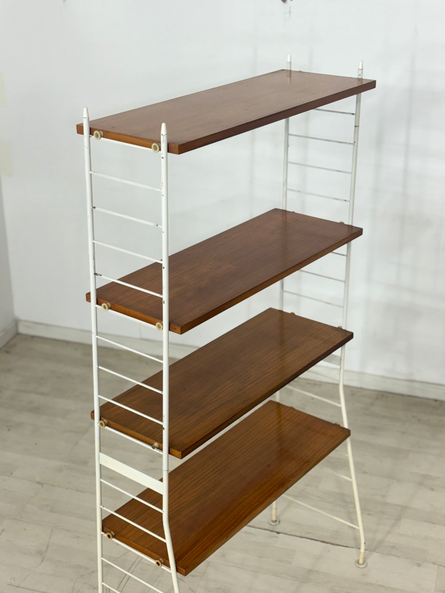 String Regal / Wandregal – Mid-Century Design