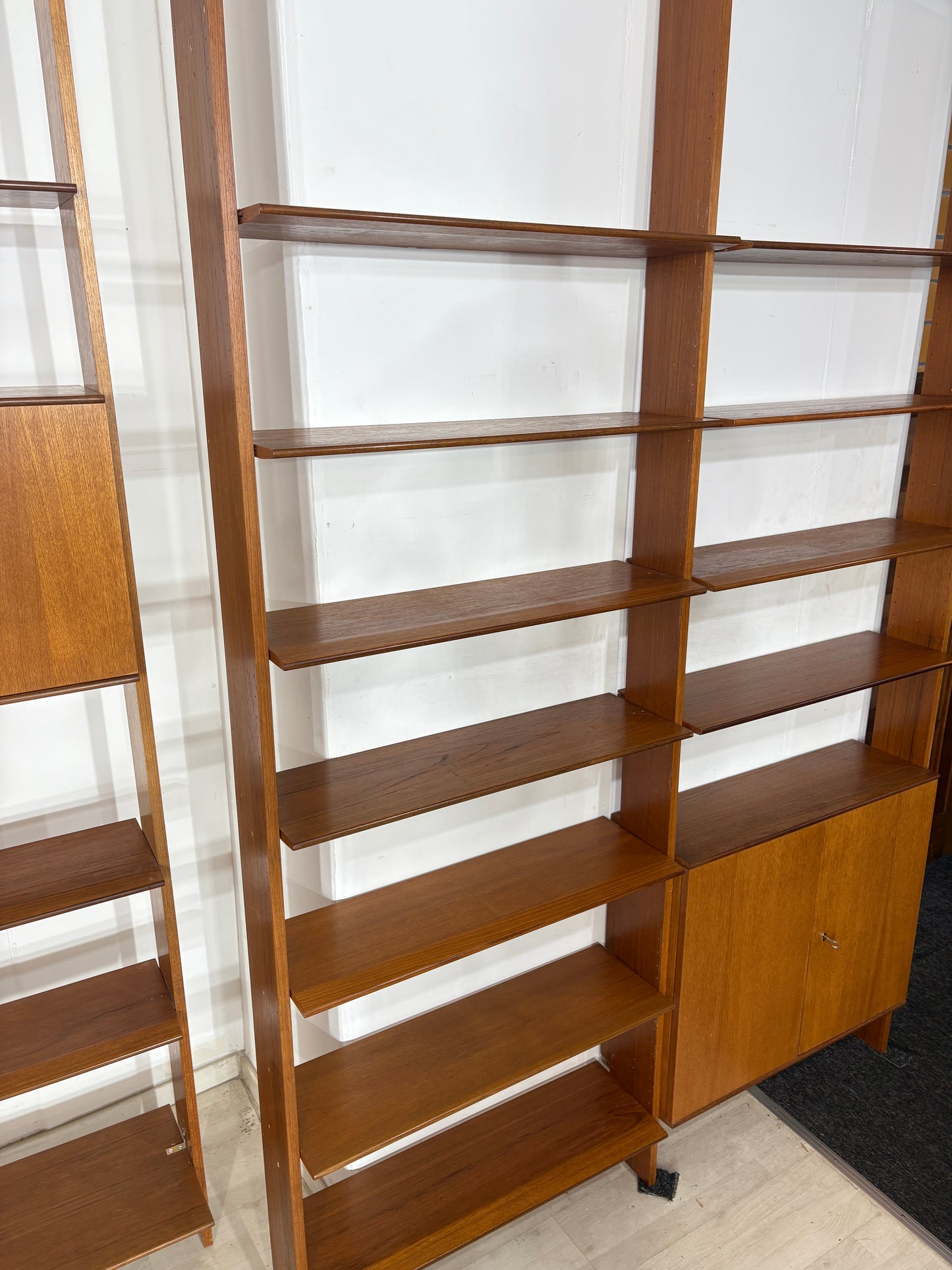 Modulares Mid-Century Wandregal von interna-Peter Pedrides / Teak-Regalsystem 60er Jahre