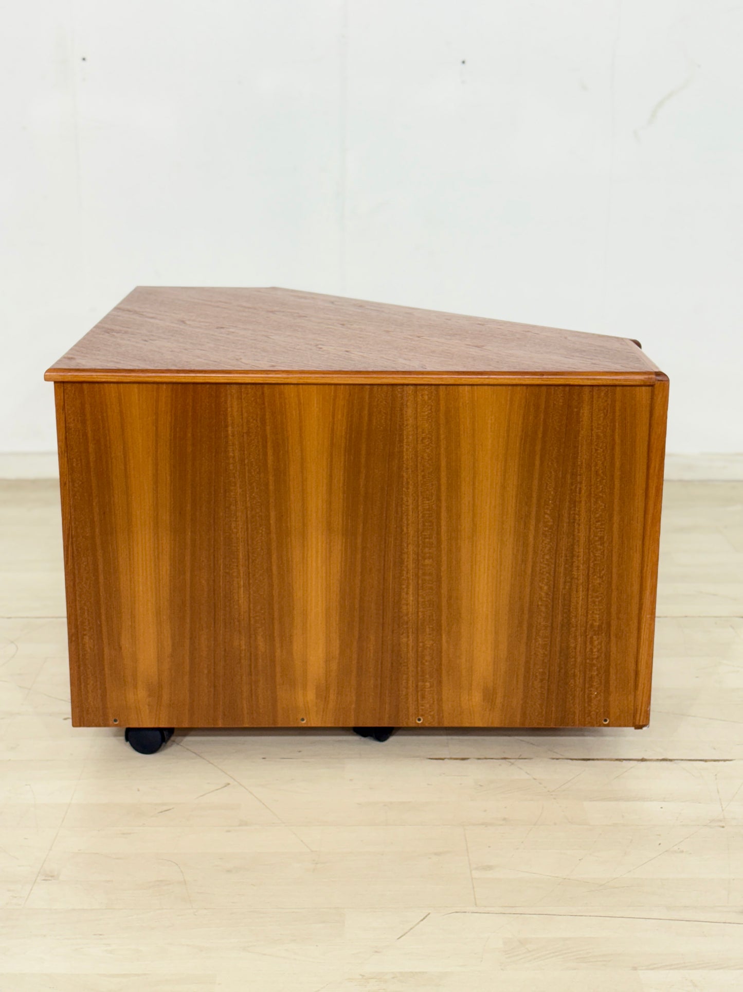 Drylund Teak Kommode / Mid-Century Teak Eck-TV-Board Kommode / Teak Kommode 60er Jahre