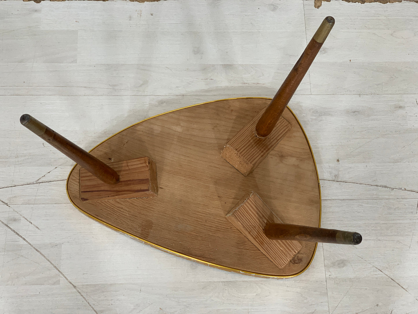 Table d'appoint en forme de rein du milieu du siècle, table à fleurs, rangement, banc à fleurs vintage