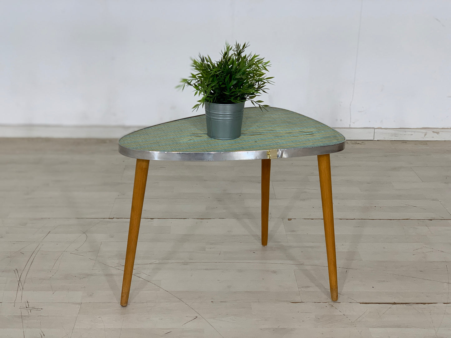 Jolie table en forme de rein, table à fleurs, table d'appoint, table basse vintage