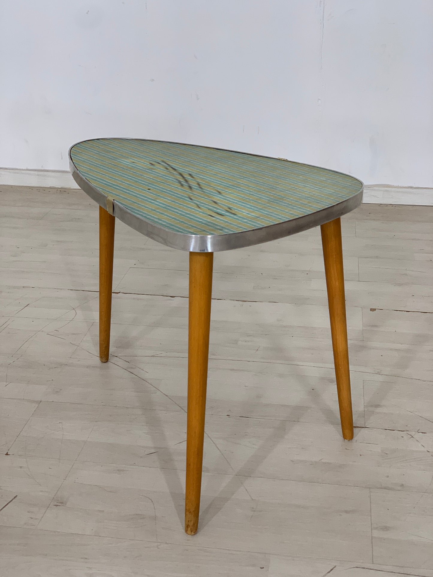 Jolie table en forme de rein, table à fleurs, table d'appoint, table basse vintage