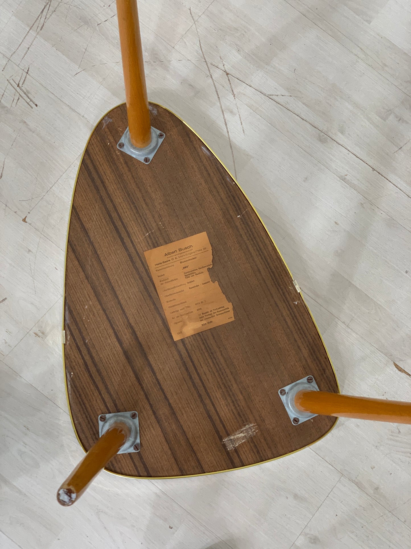 Jolie table en forme de rein, table à fleurs, table d'appoint, table basse vintage