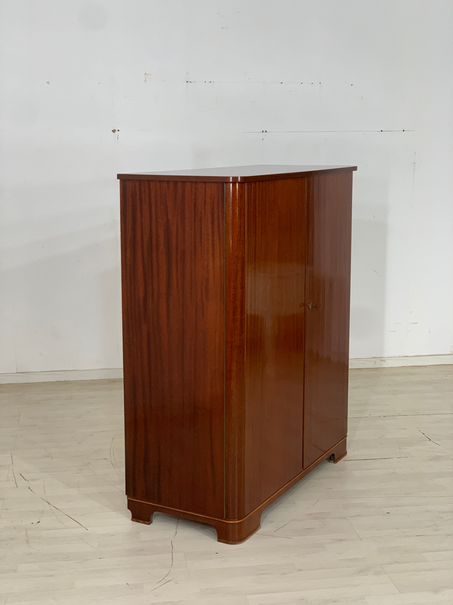 Armoire à linge vintage, buffet haut, commode, lavabo