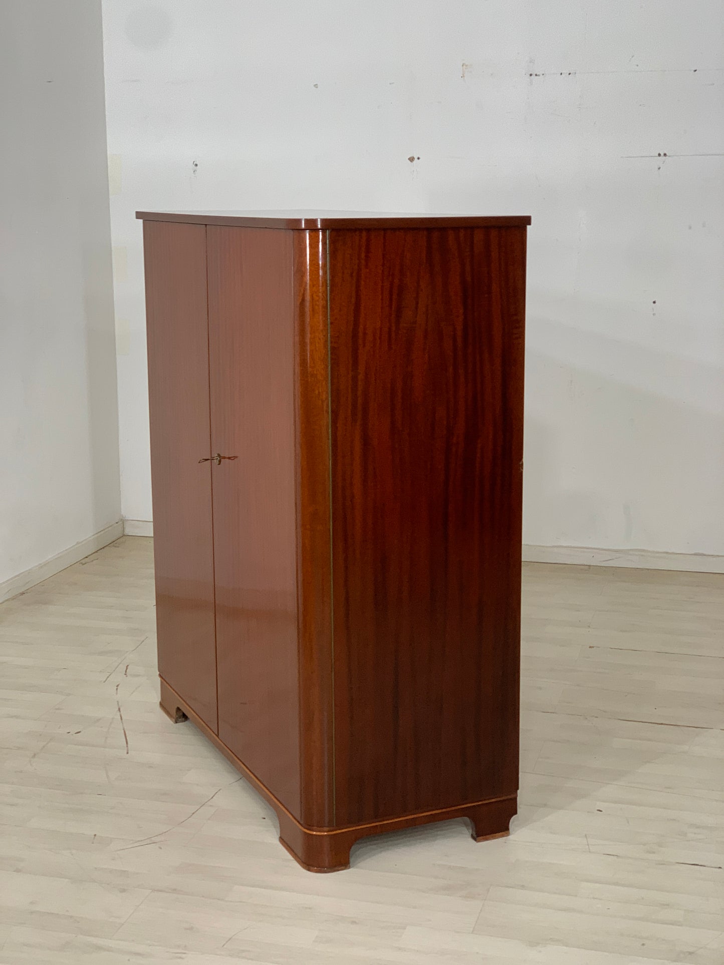 Armoire à linge vintage, buffet haut, commode, lavabo