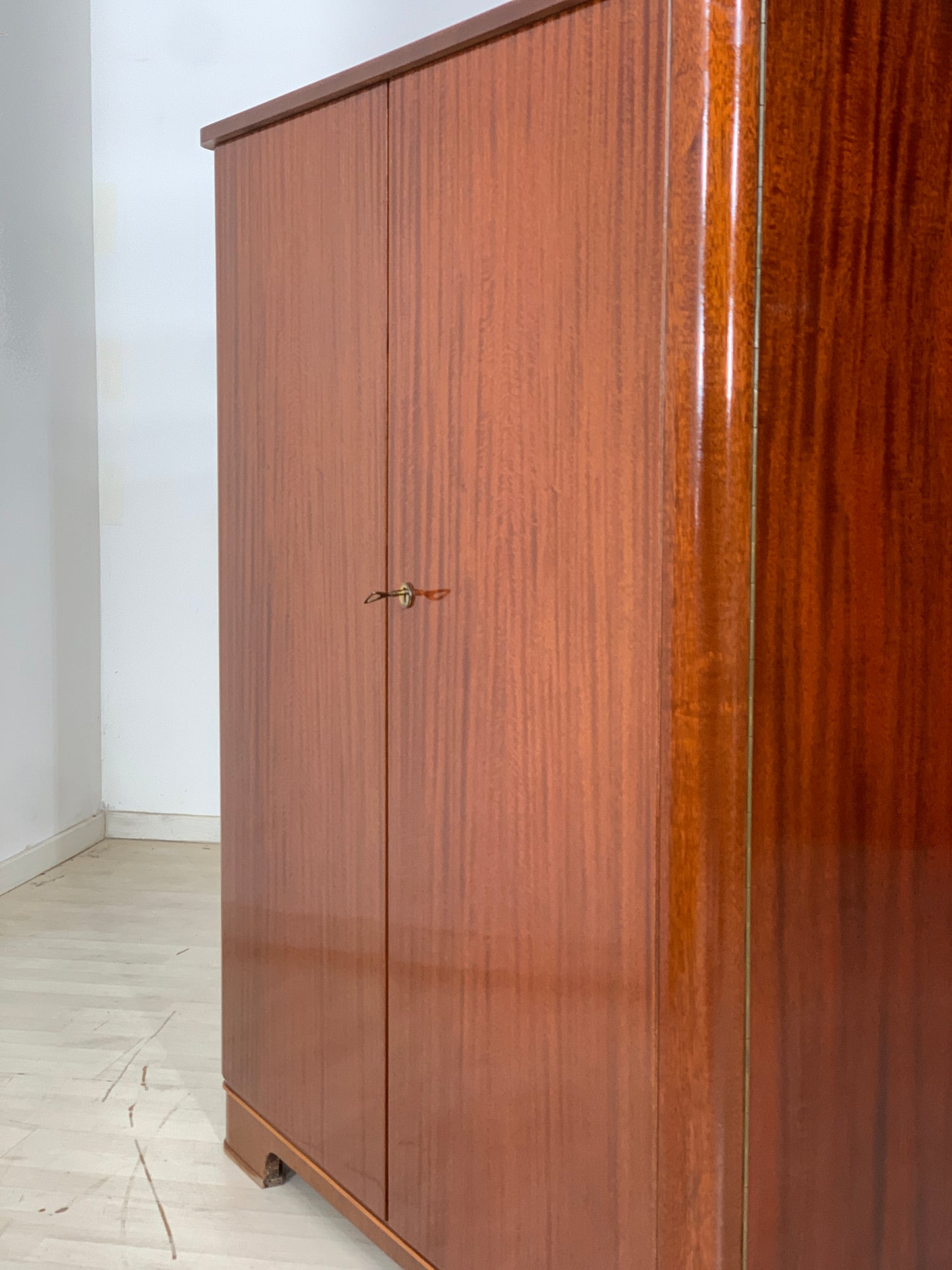 Armoire à linge vintage, buffet haut, commode, lavabo