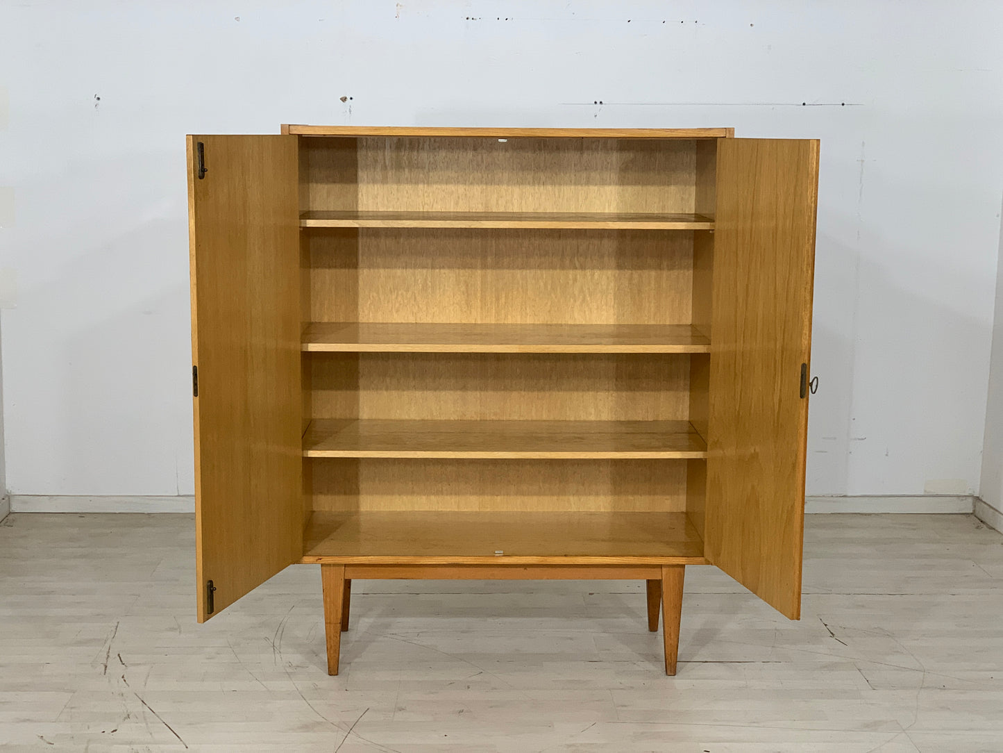 Armoire à linge vintage Hellerau