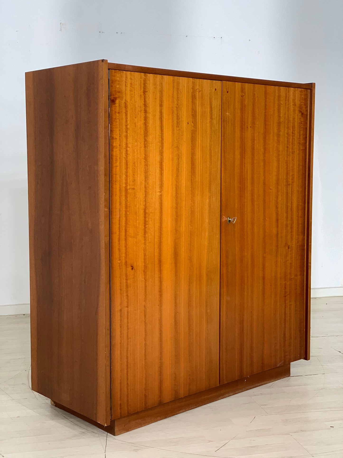 Mid Century Wäscheschrank Schrank Kleiderschrank Vintage