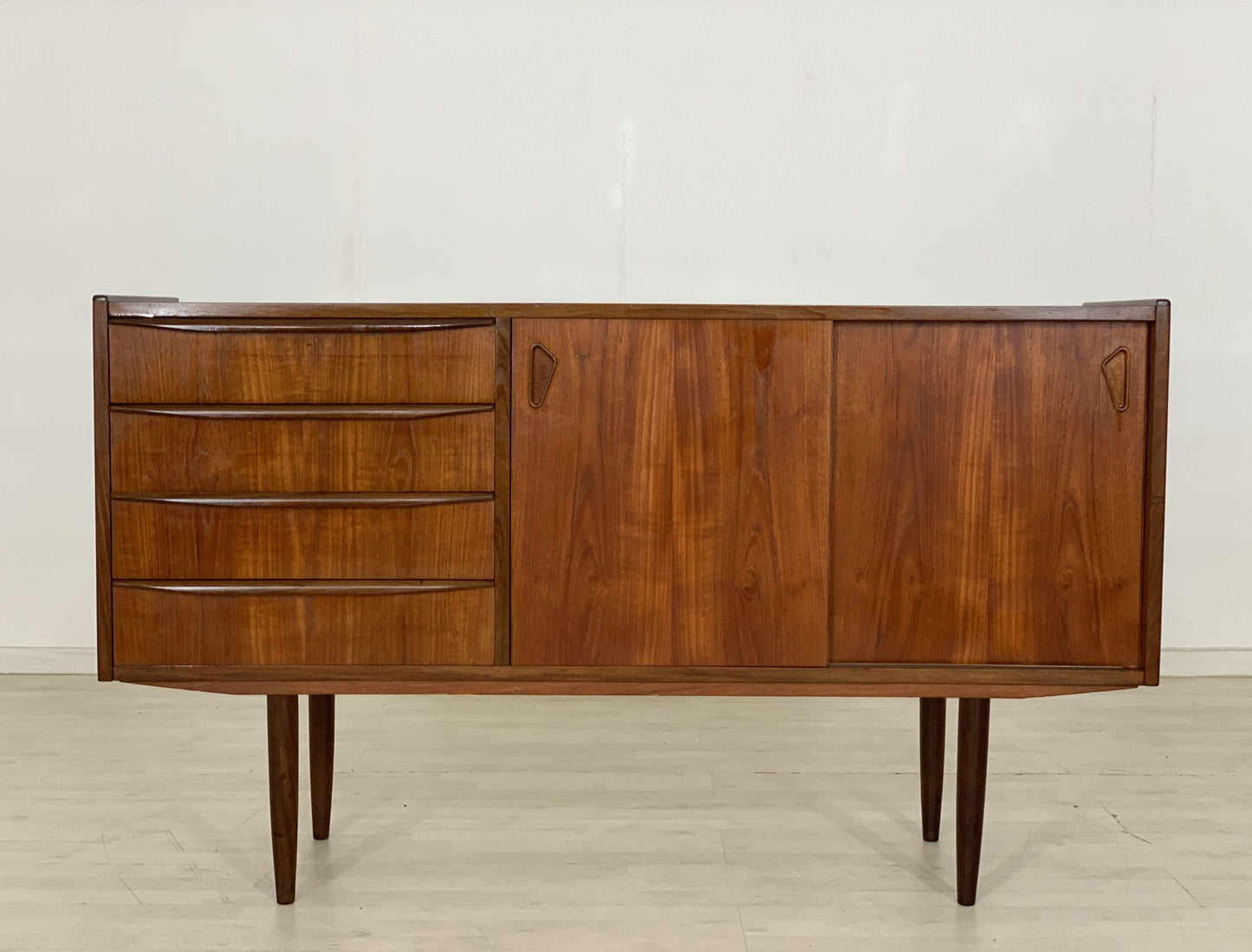 DANISH TEAK SIDEBOARD ANRICHTE WOHNZIMMERSCHRANK TV SCHRANK KOMMODE VINTAGE