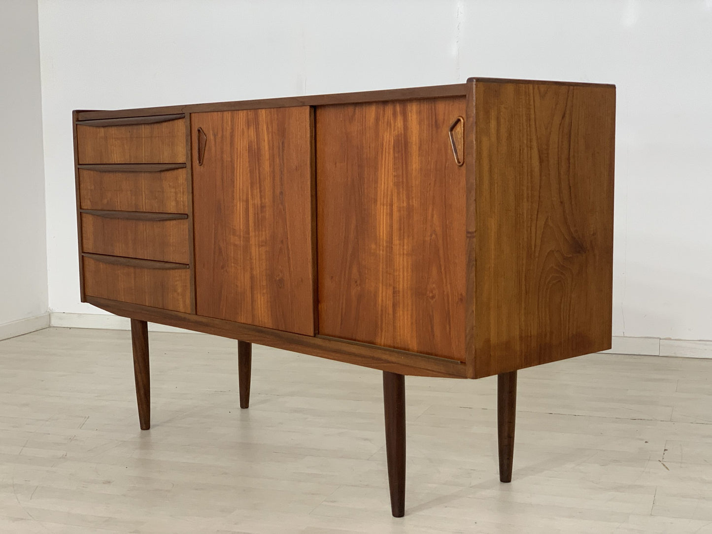 DANISH TEAK SIDEBOARD ANRICHTE WOHNZIMMERSCHRANK TV SCHRANK KOMMODE VINTAGE