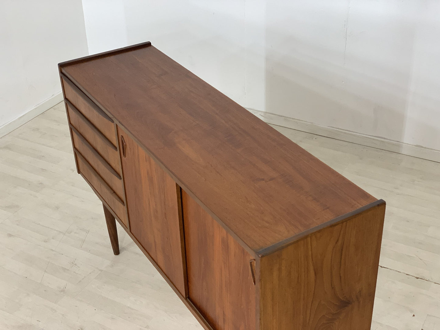 DANISH TEAK SIDEBOARD ANRICHTE WOHNZIMMERSCHRANK TV SCHRANK KOMMODE VINTAGE