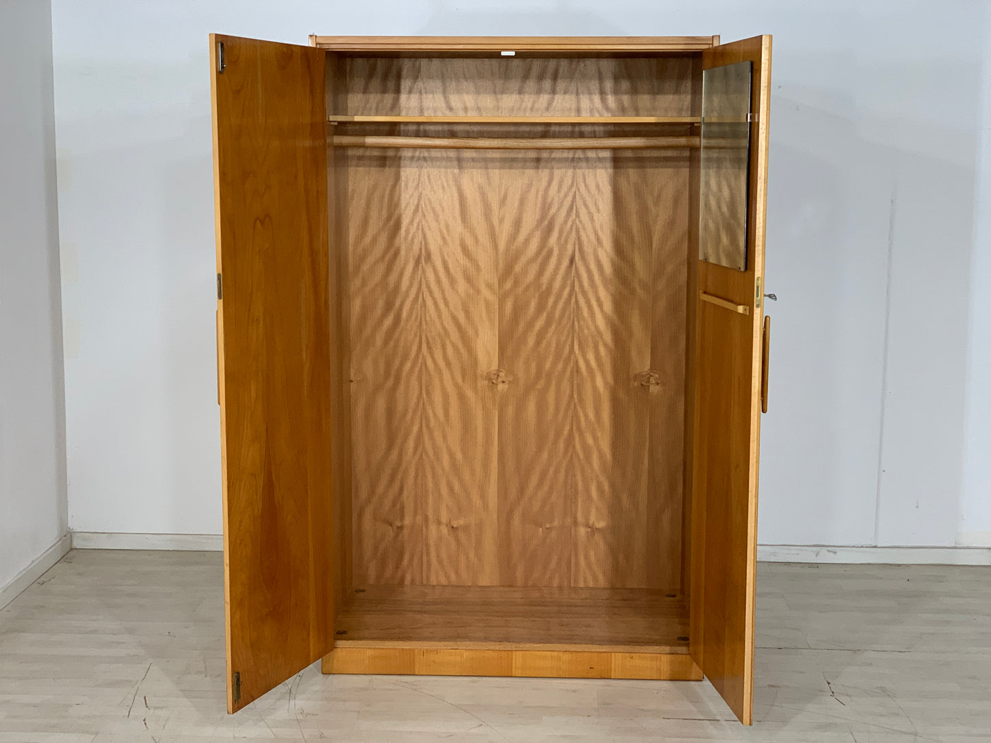 Mid Century Hellerau Kleiderschrank Schrank Wardrobe Vintage