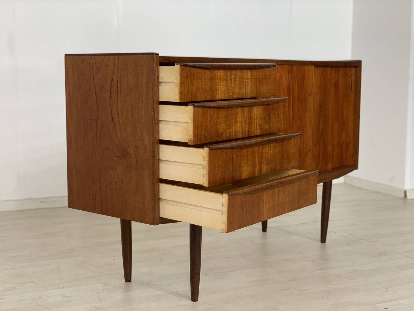 DANISH TEAK SIDEBOARD ANRICHTE WOHNZIMMERSCHRANK TV SCHRANK KOMMODE VINTAGE