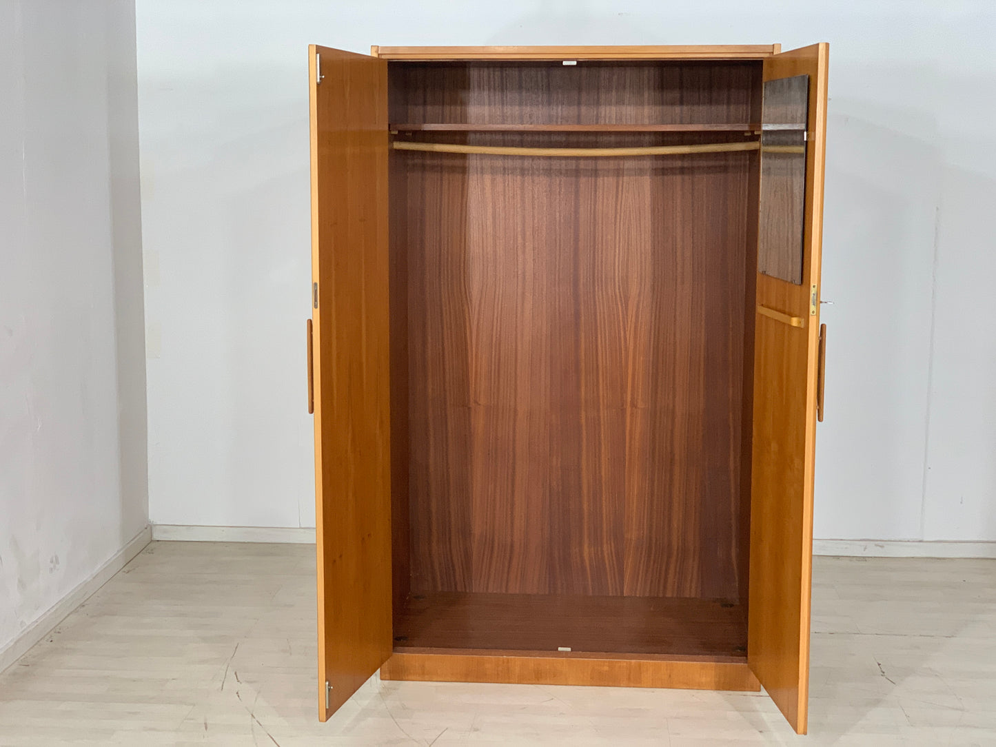 Mid Century Hellerau Kleiderschrank Schrank Wardrobe Vintage