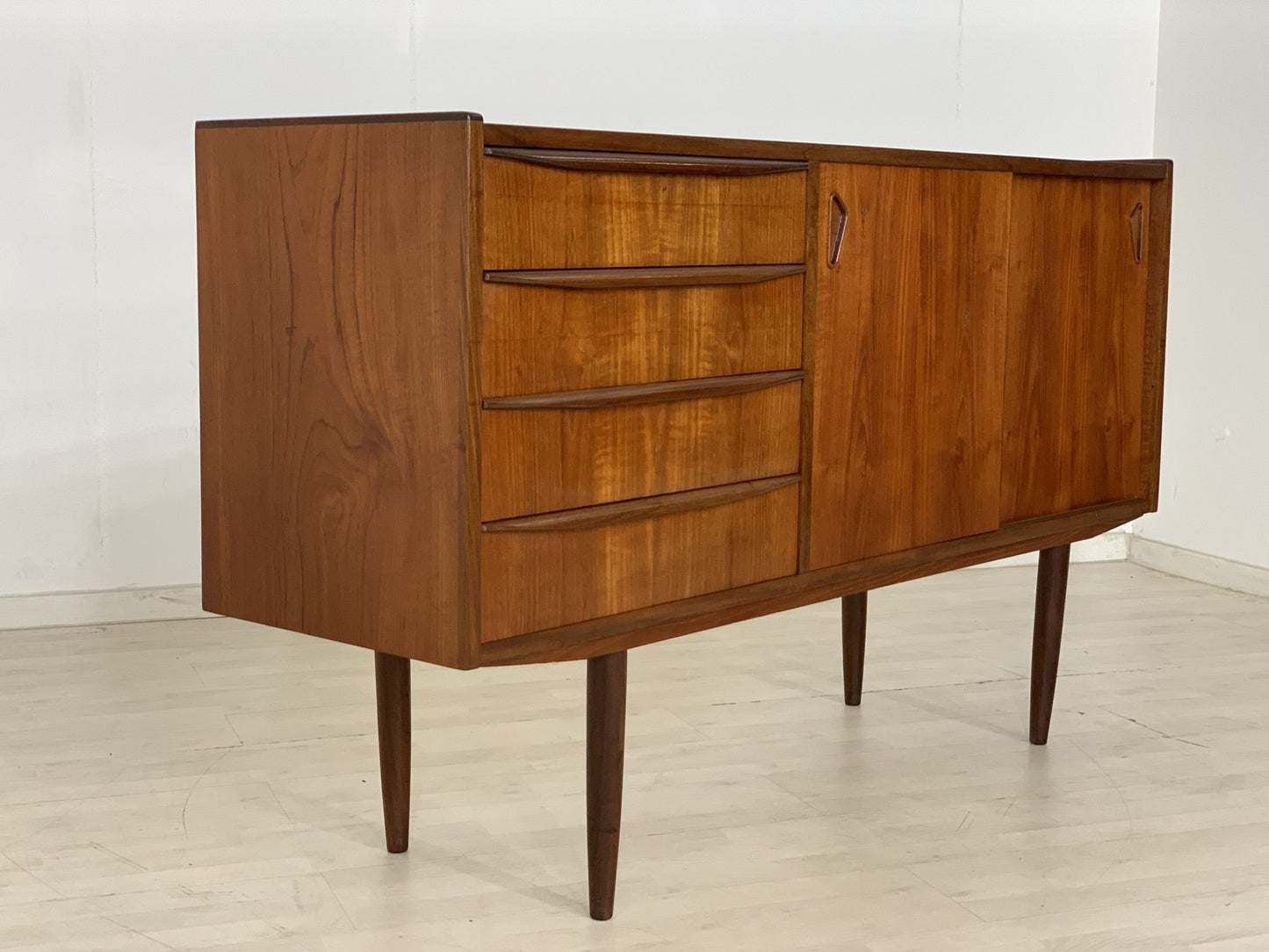 DANISH TEAK SIDEBOARD ANRICHTE WOHNZIMMERSCHRANK TV SCHRANK KOMMODE VINTAGE