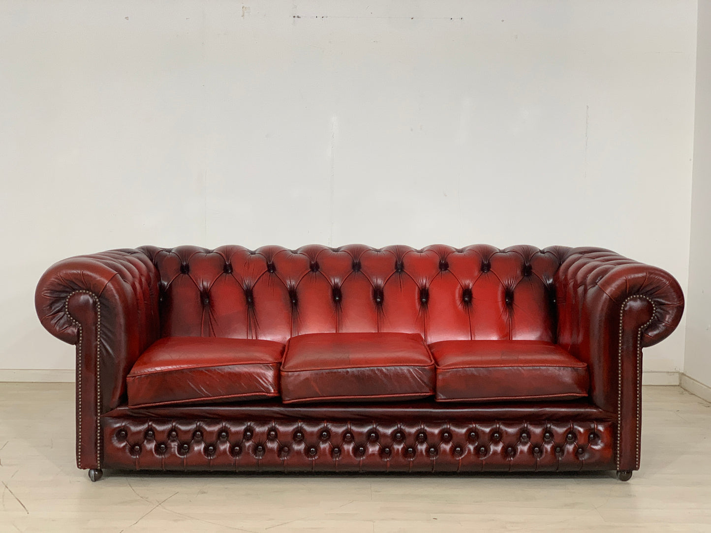 Original Chesterfield Couch Sofa 3-Sitzer Ledercouch Oxblood