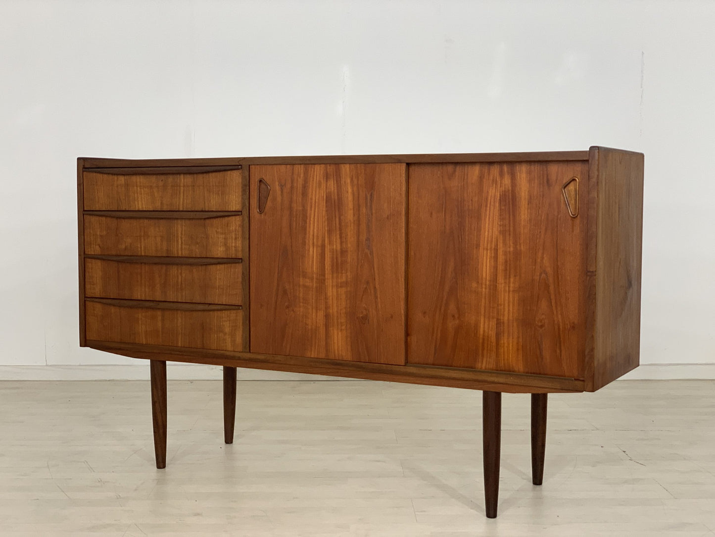 DANISH TEAK SIDEBOARD ANRICHTE WOHNZIMMERSCHRANK TV SCHRANK KOMMODE VINTAGE