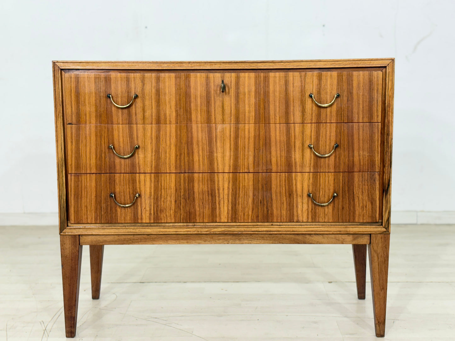 Mid-Century Kommode – 60er Jahre Vintage Waschkommode – Nussbaum mit Messinggriffen
