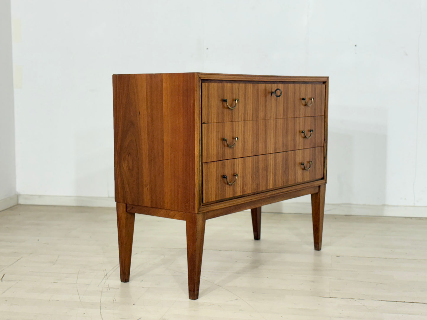Mid-Century Kommode – 60er Jahre Vintage Waschkommode – Nussbaum mit Messinggriffen