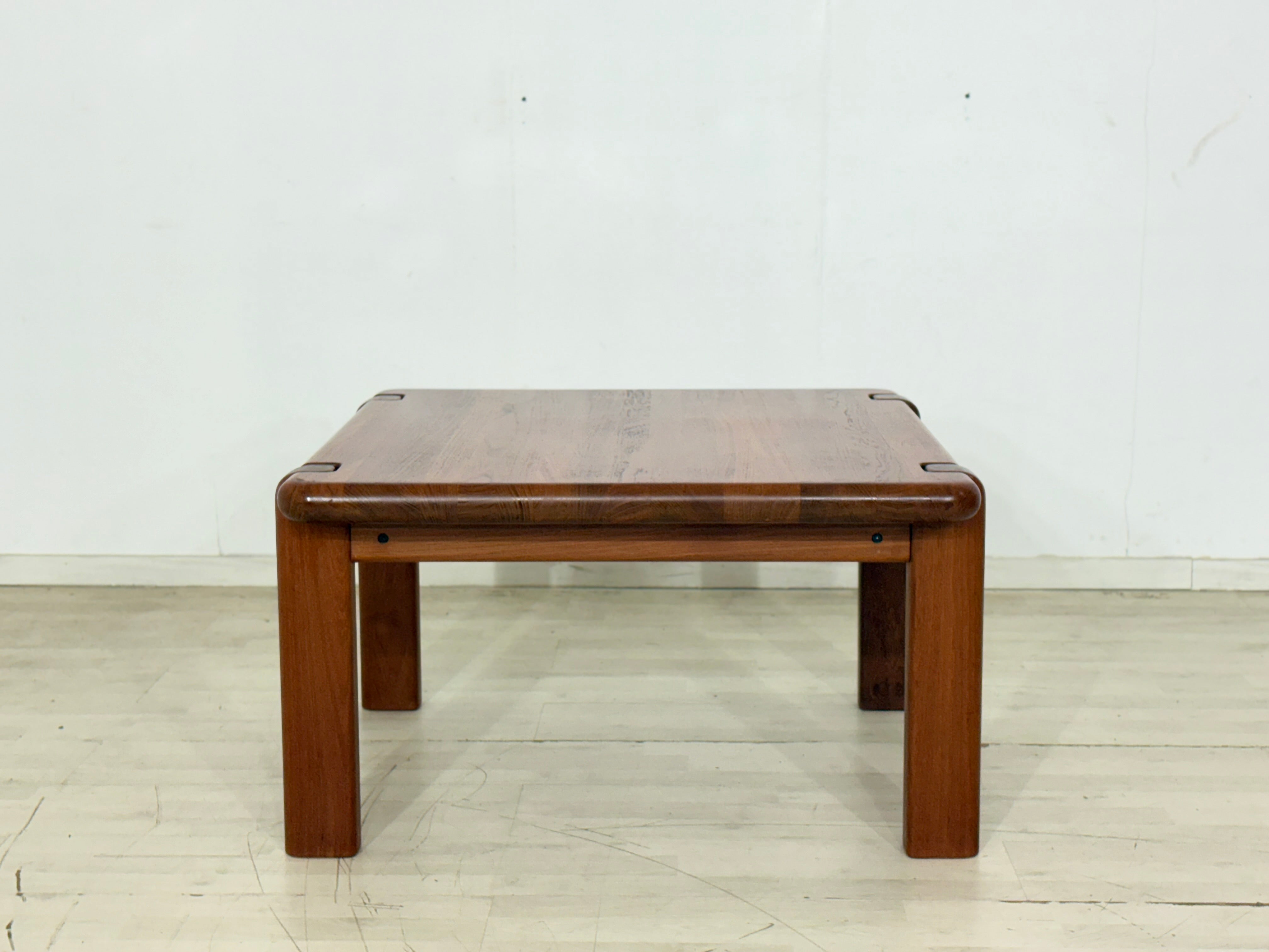 Coffee tables / kidney tables – Mobiliar Berlin