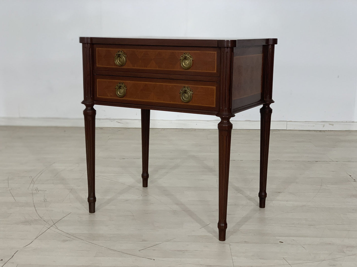 VINTAGE ENGLISH CHEST OF DRAWERS