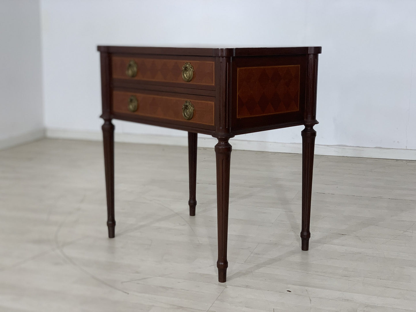 VINTAGE ENGLISH CHEST OF DRAWERS