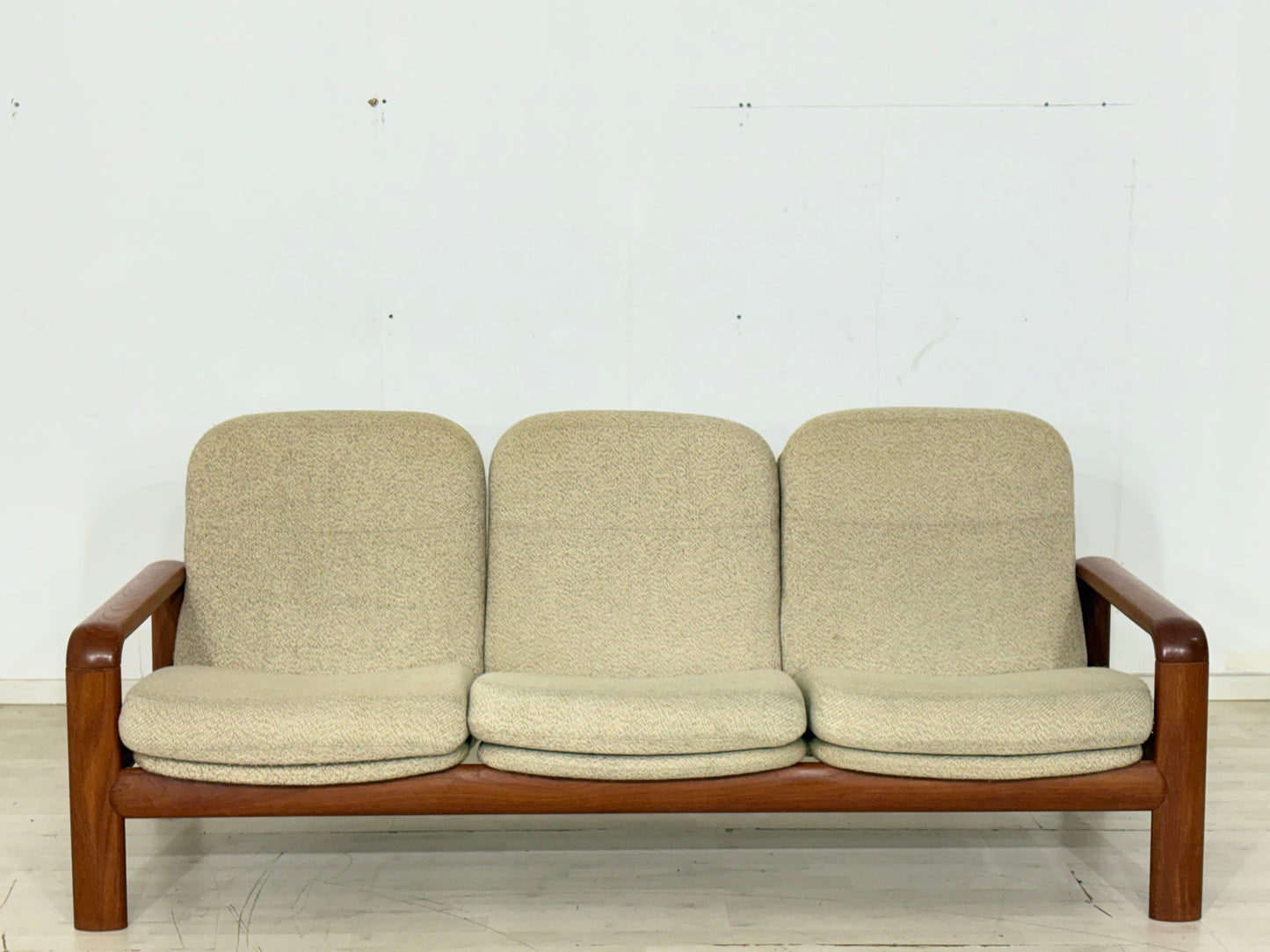 Vintage Dyrlund Teak-Sofa | Massivholz 3-Sitzer Couch| Designklassiker
