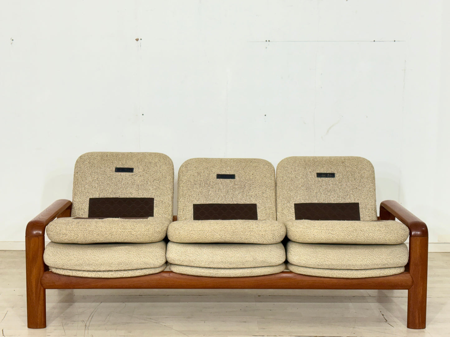 Vintage Dyrlund Teak-Sofa | Massivholz 3-Sitzer Couch| Designklassiker