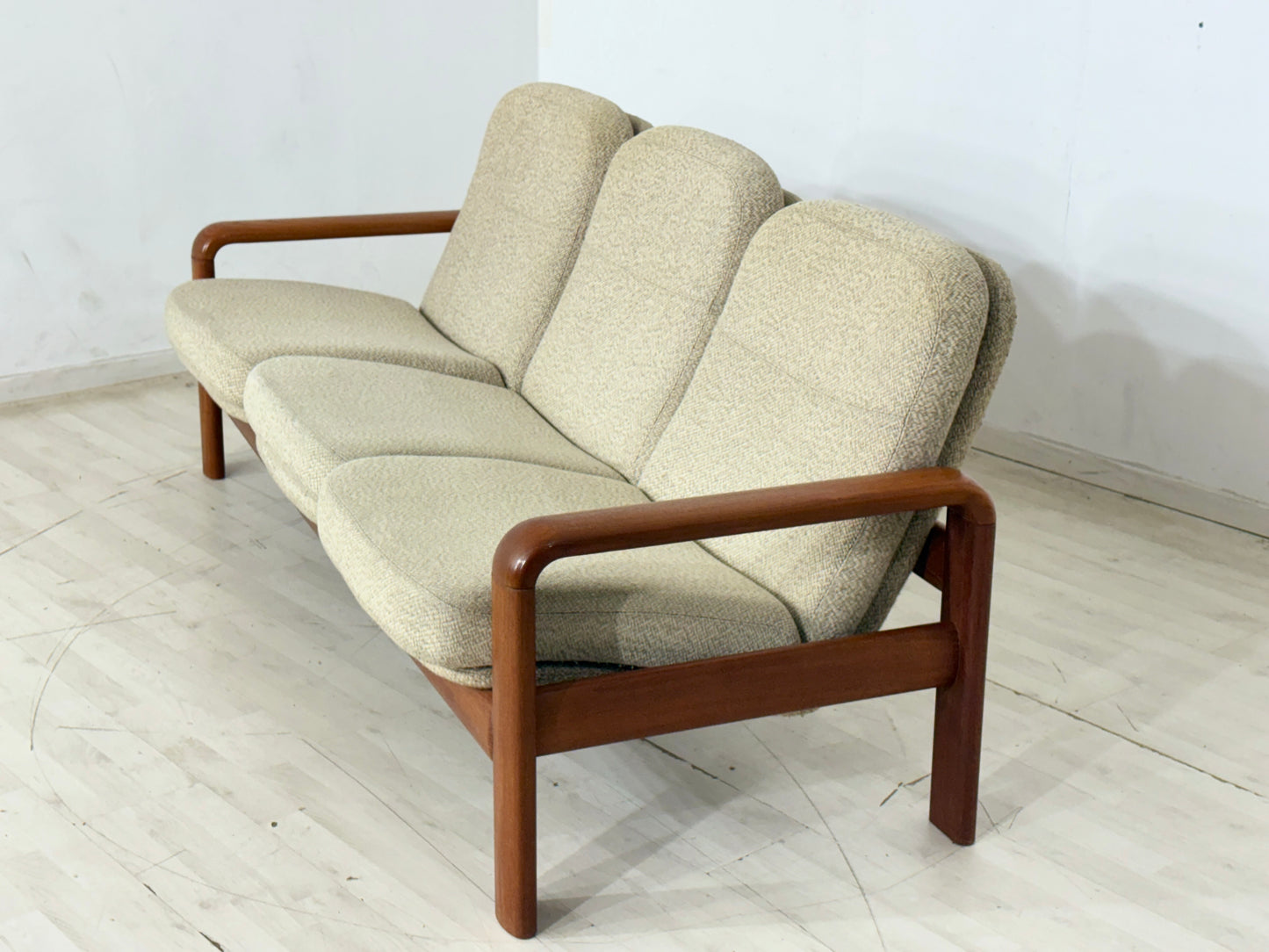 Vintage Dyrlund Teak-Sofa | Massivholz 3-Sitzer Couch| Designklassiker