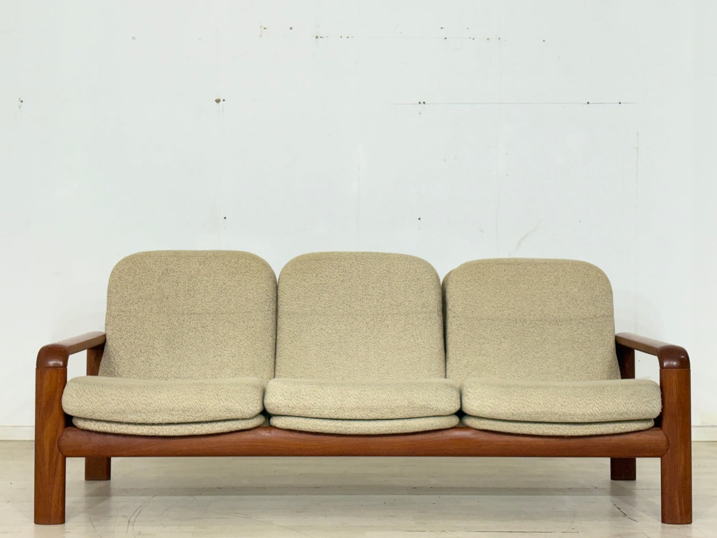 Vintage Dyrlund Teak-Sofa | Massivholz 3-Sitzer Couch| Designklassiker