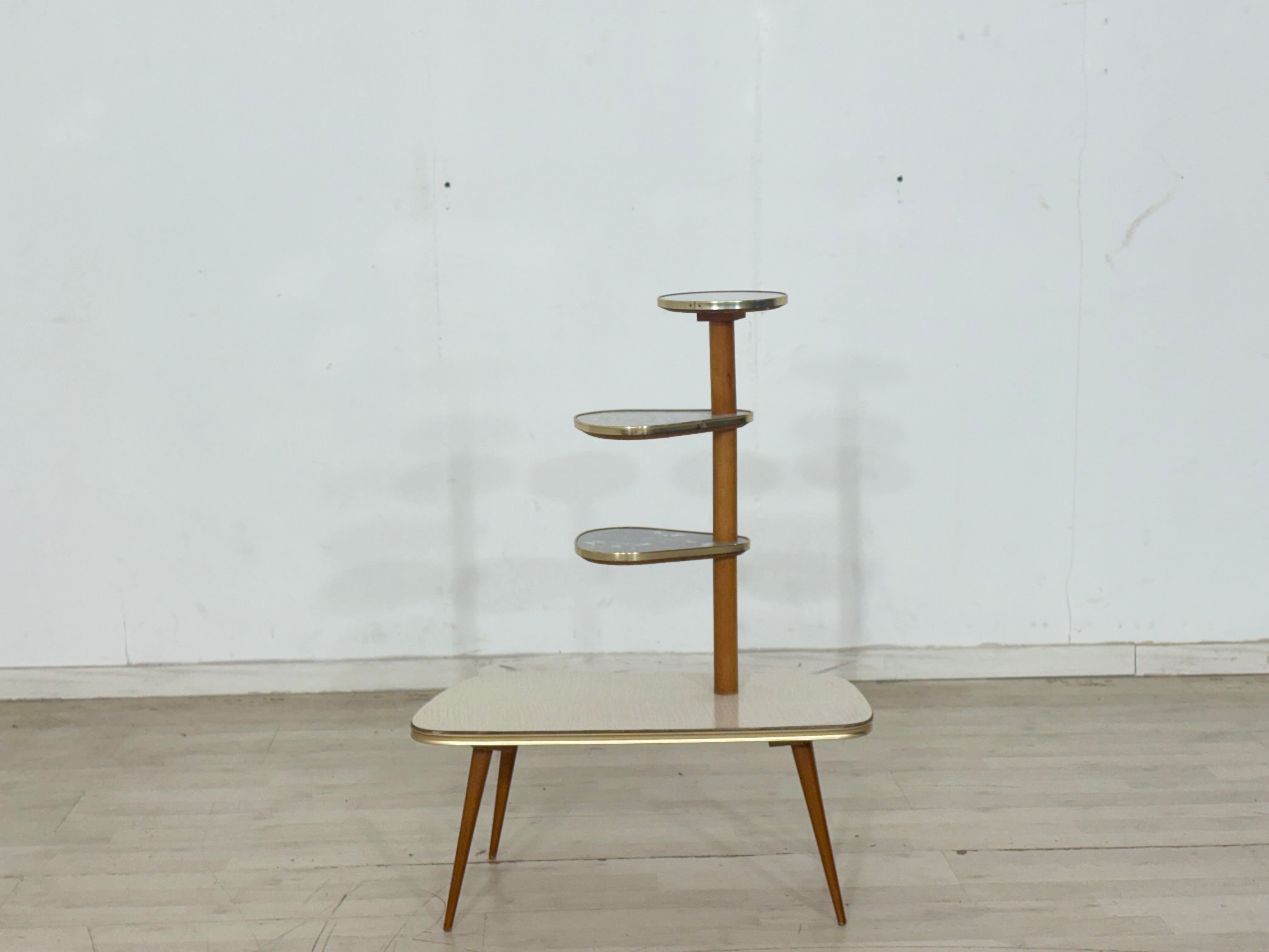 Coffee tables / kidney tables – Mobiliar Berlin