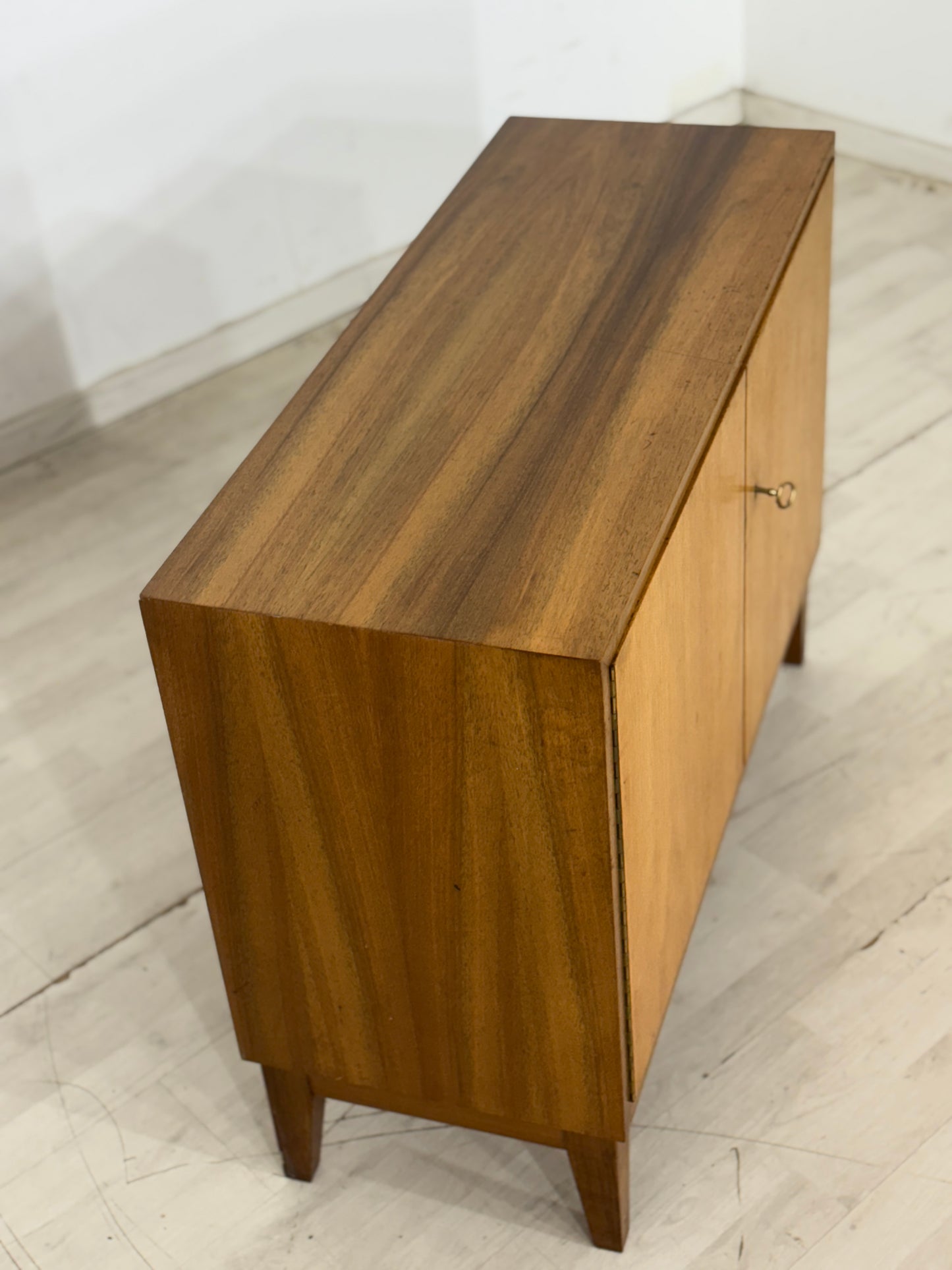 Commode de salon du milieu du siècle