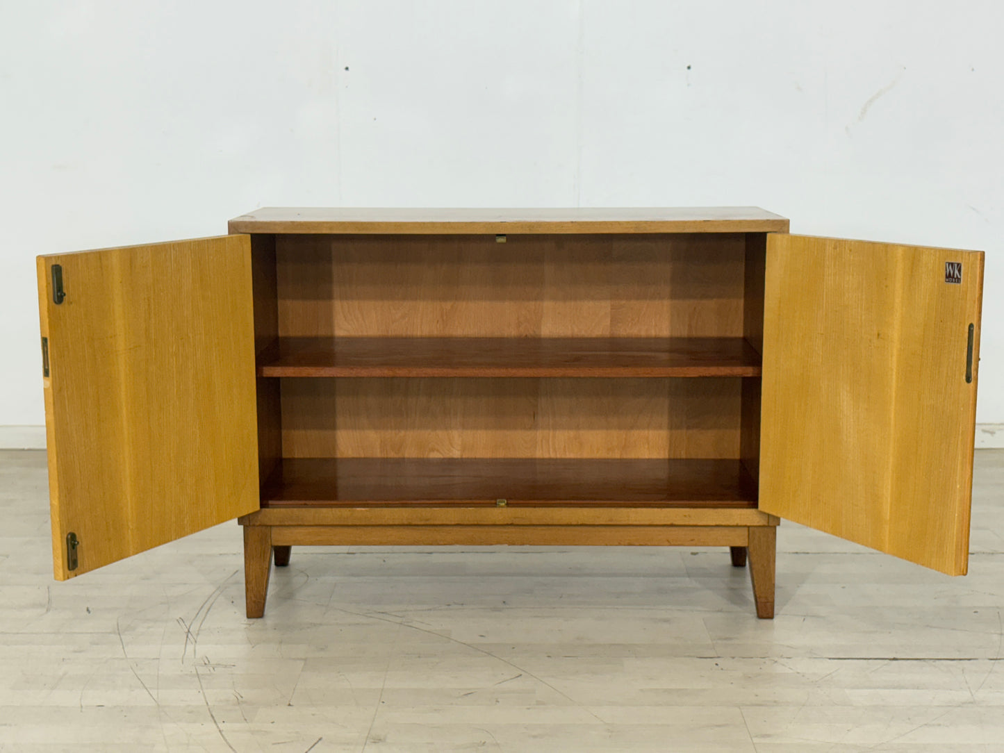 Commode de salon du milieu du siècle