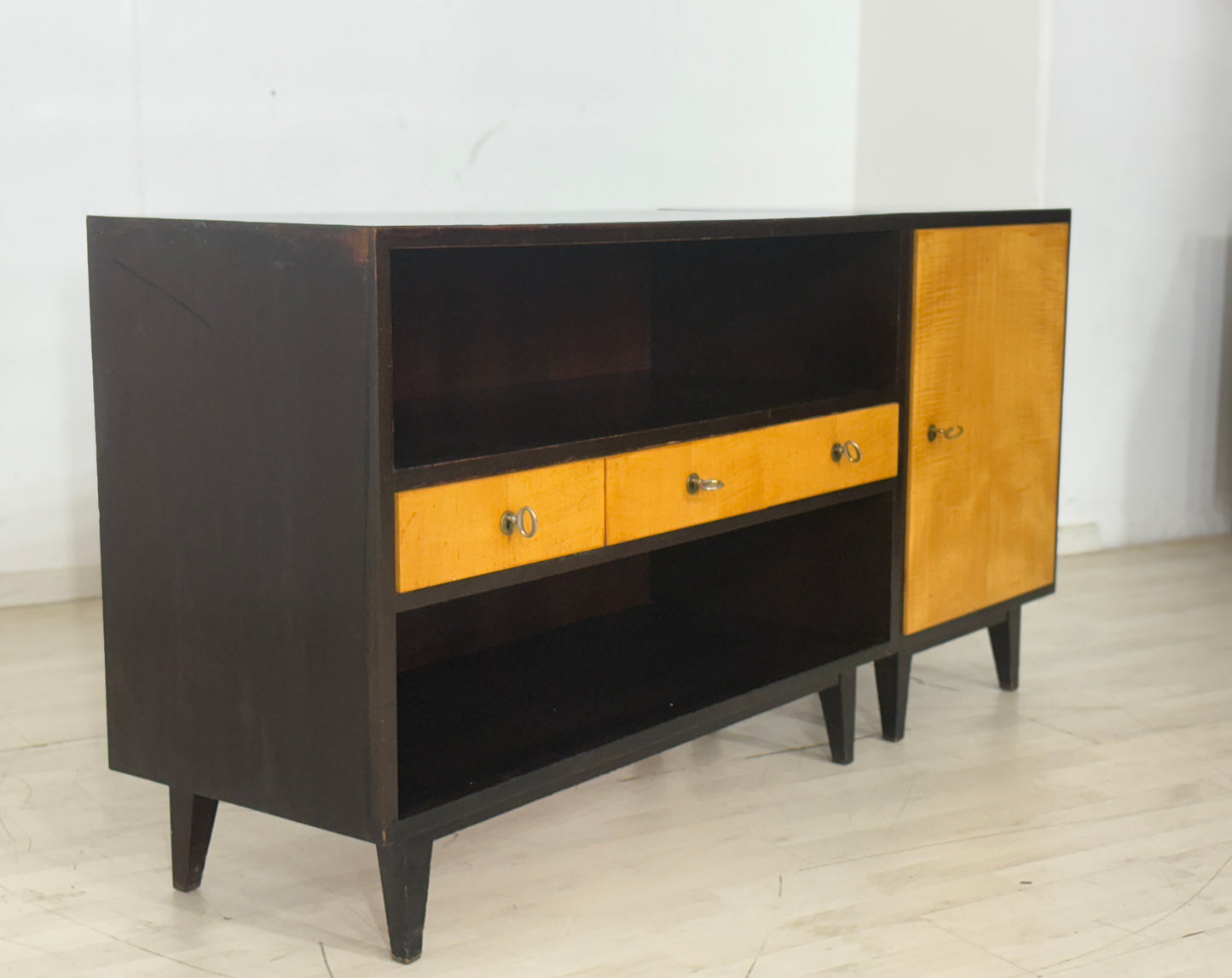 Buffet de salon vintage du milieu du siècle