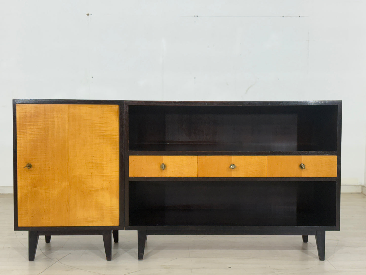 Buffet de salon vintage du milieu du siècle