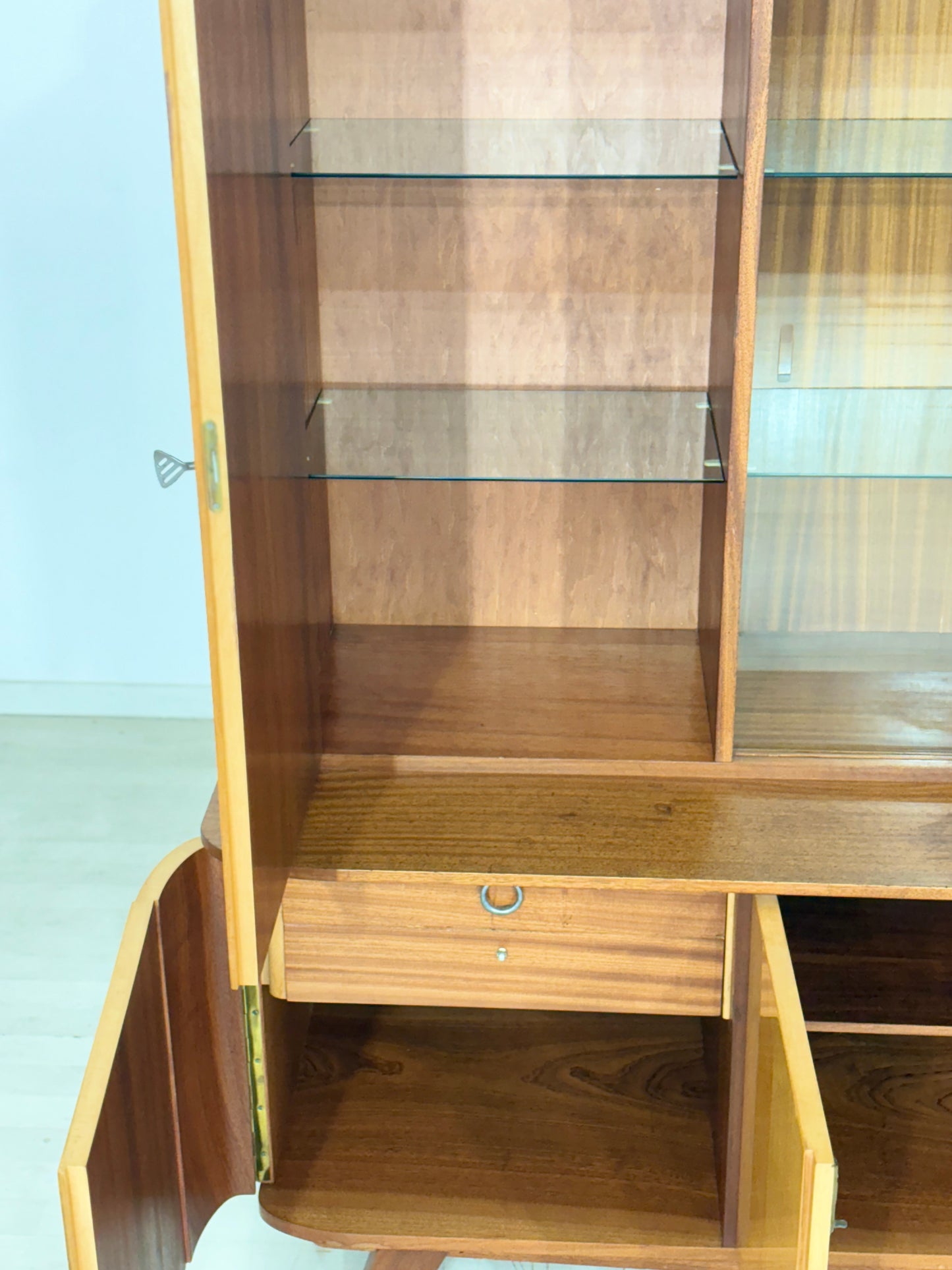 Schönes Vintage Highboard / Barschrank / Sideboard / Geschirrschrank