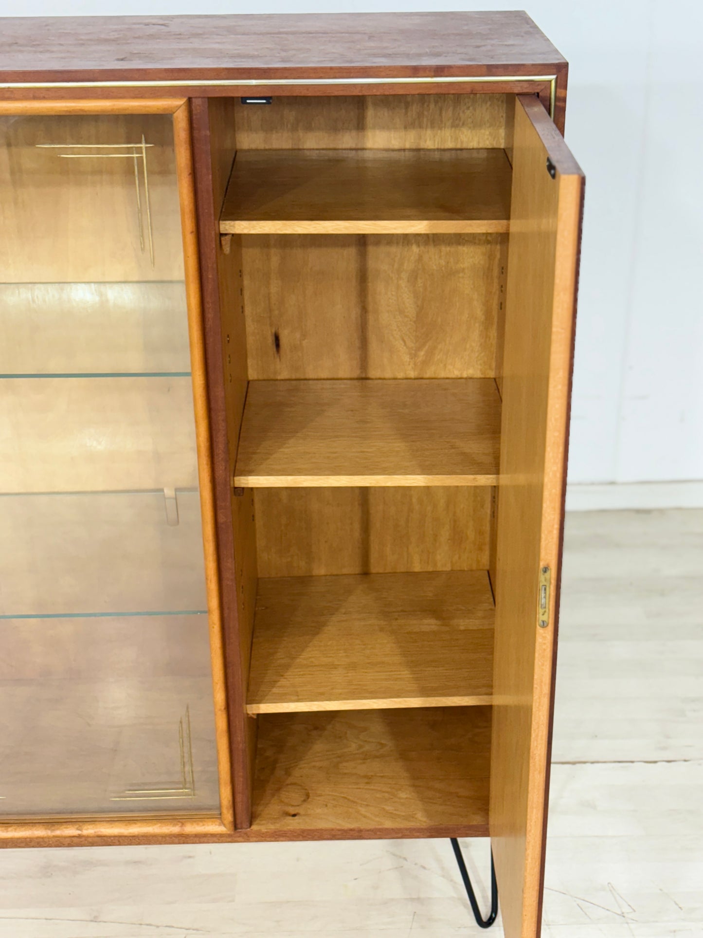 Mid-Century Highboard / Sideboard / Vitrine / Wohnzimmerschrank – 60er Jahre