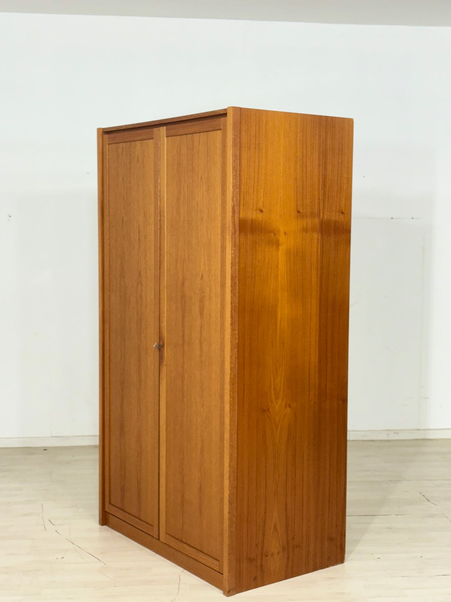 Dänisches Design-Highlight Zeitloser Teak-Kleiderschrank