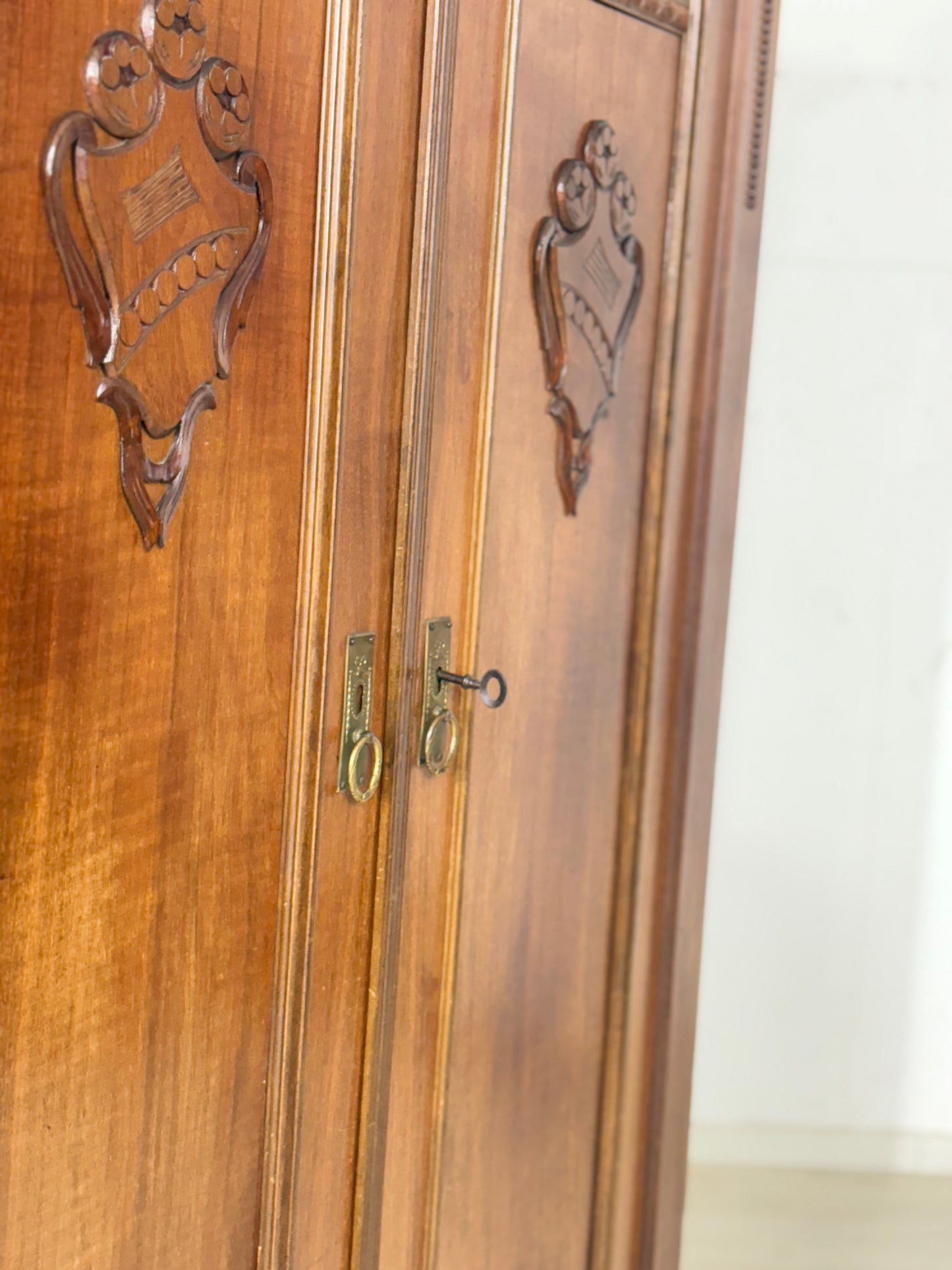 Schöner Gründerzeit Holz Schrank Kleiderschrank Wäscheschrank um 1900