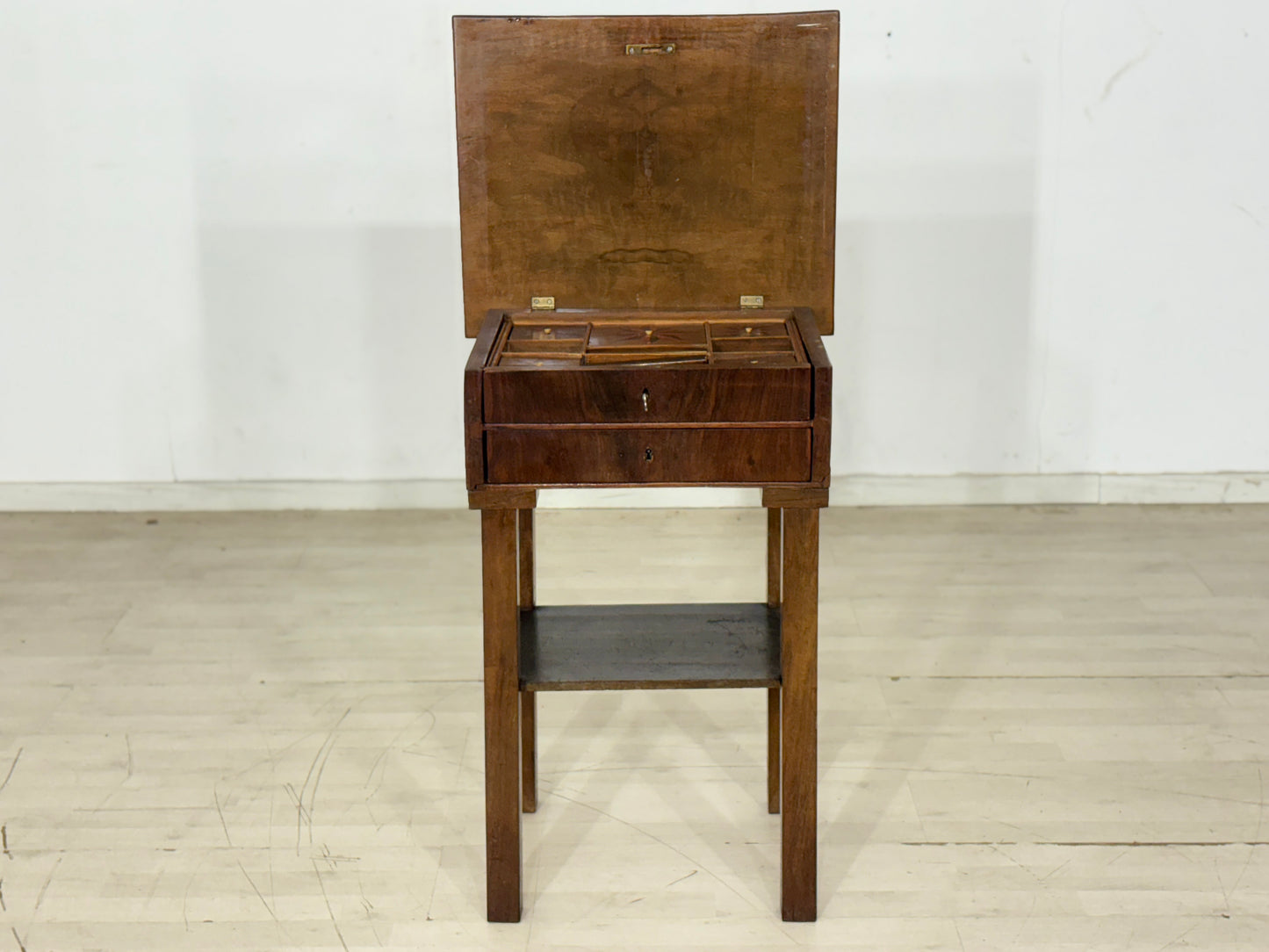 Antikes Biedermeier/Gründerzeit-Nähtischchen – Unikat mit Stern-Intarsien