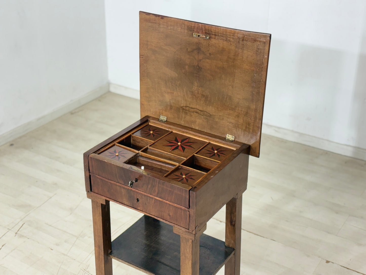 Antikes Biedermeier/Gründerzeit-Nähtischchen – Unikat mit Stern-Intarsien
