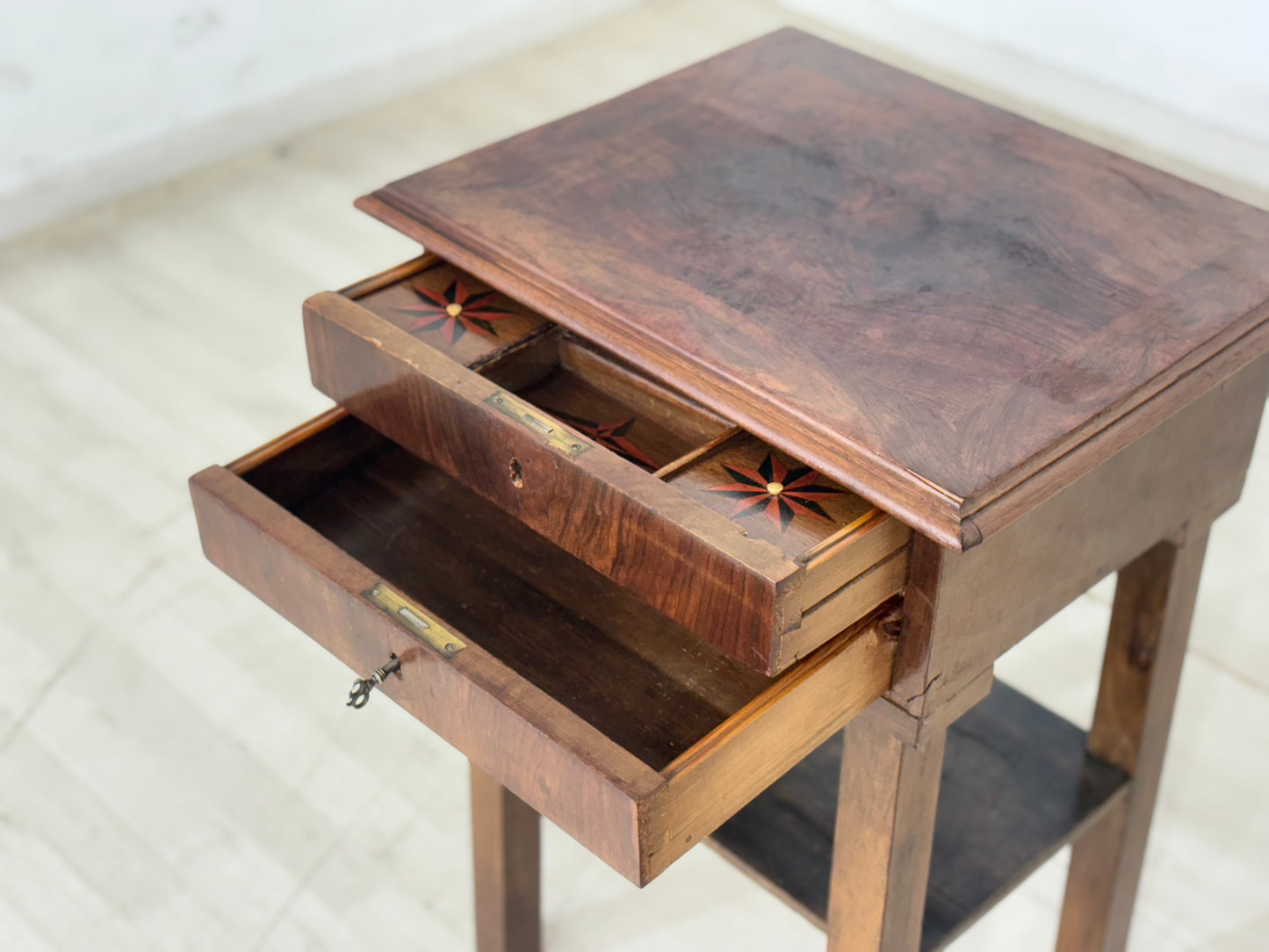 Antikes Biedermeier/Gründerzeit-Nähtischchen – Unikat mit Stern-Intarsien