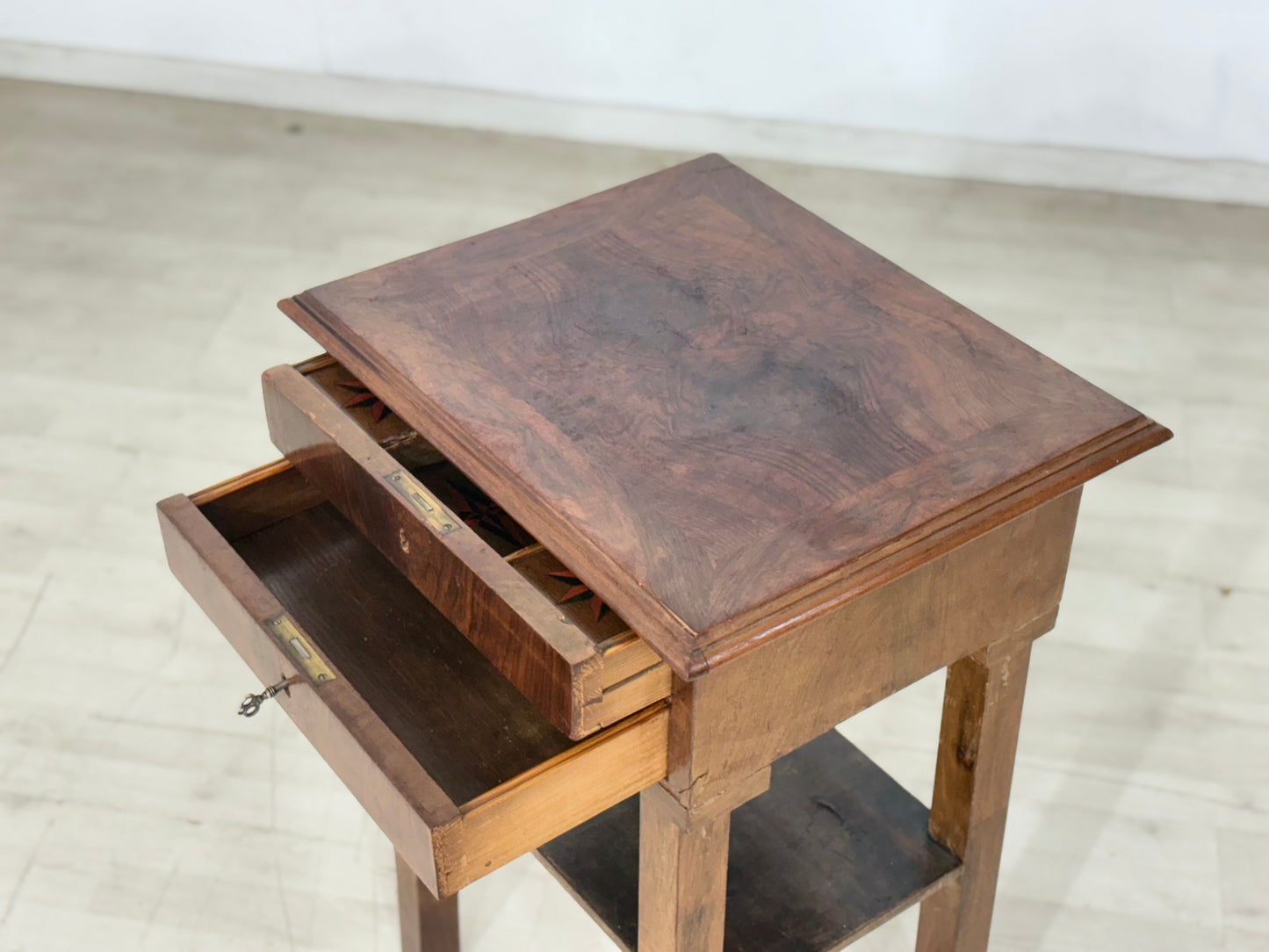 Antikes Biedermeier/Gründerzeit-Nähtischchen – Unikat mit Stern-Intarsien