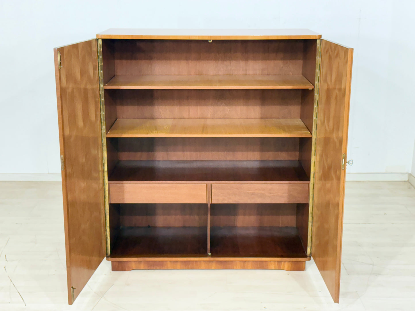 Vintage Wäscheschrank / Mid-Century Kleiderschrank / 60er Jahre Schrank
