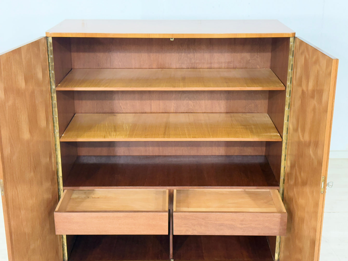 Vintage Wäscheschrank / Mid-Century Kleiderschrank / 60er Jahre Schrank