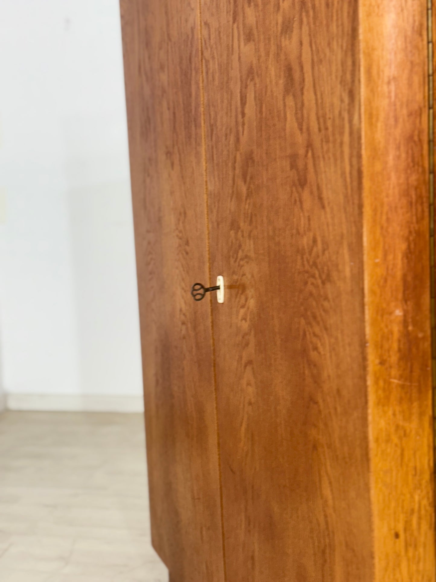 Vintage Wäscheschrank / Mid-Century Kleiderschrank / 60er Jahre Schrank