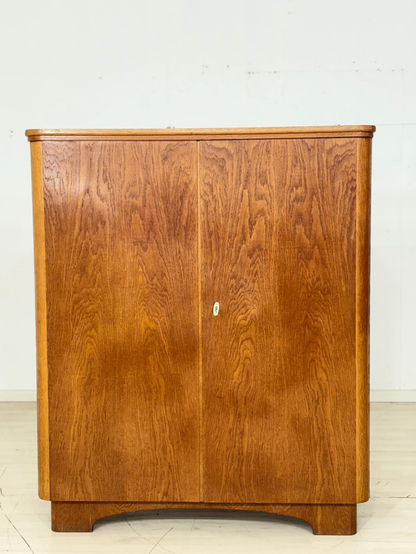 Vintage Wäscheschrank / Mid-Century Kleiderschrank / 60er Jahre Schrank