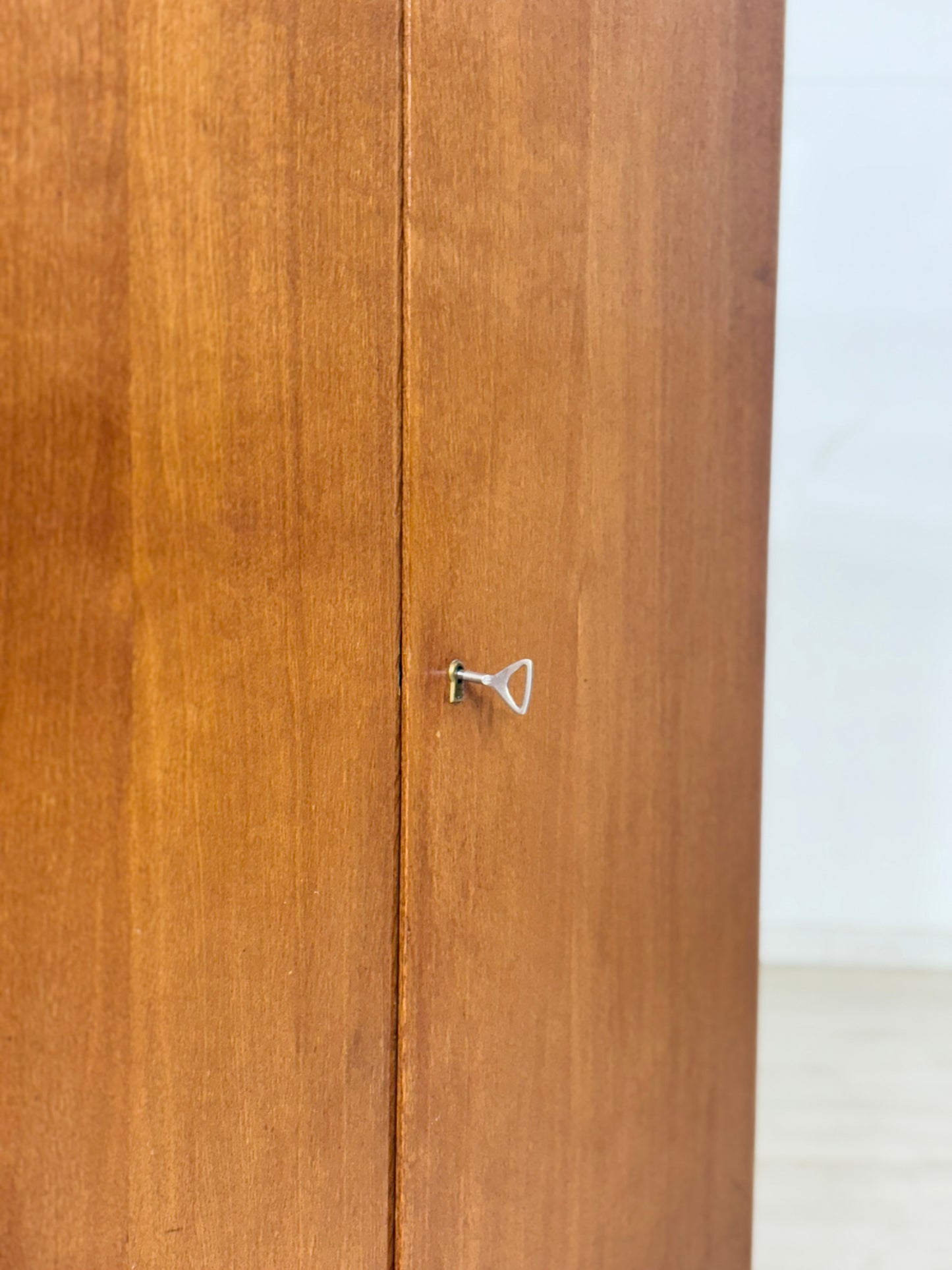 Schöner Vintage Wäscheschrank / Mid-Century Kleiderschrank / 60er Jahre Schrank