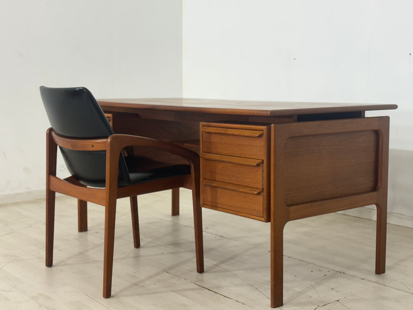 Danish Teak Schreibtisch Bürotisch freistehend Hennig Kjaernulf